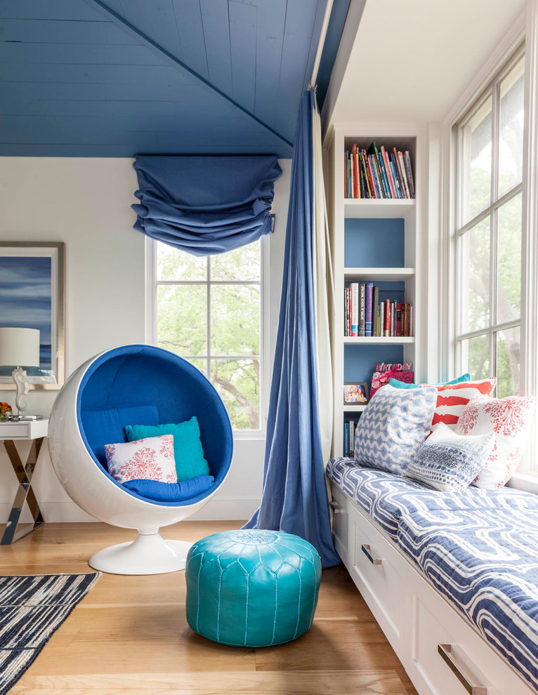 Пример оригинального дизайна: спальня в стиле неоклассика (современная классика) с белыми стенами, светлым паркетным полом и синими шторами