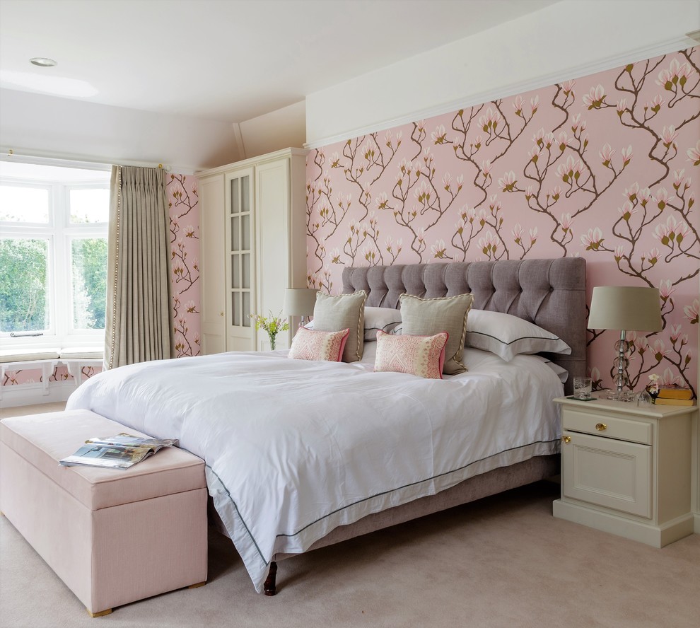 Inspiration pour une chambre grise et rose traditionnelle avec un mur rose, aucune cheminée et un sol beige.