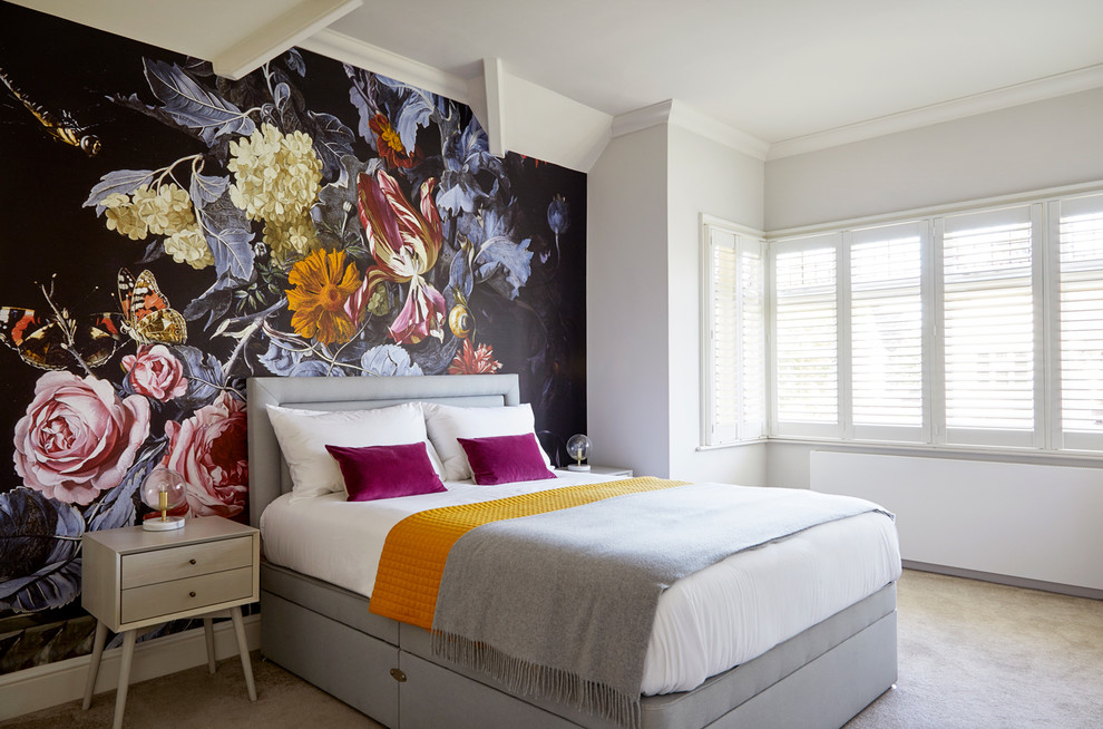 Imagen de dormitorio contemporáneo con paredes multicolor, moqueta y suelo beige