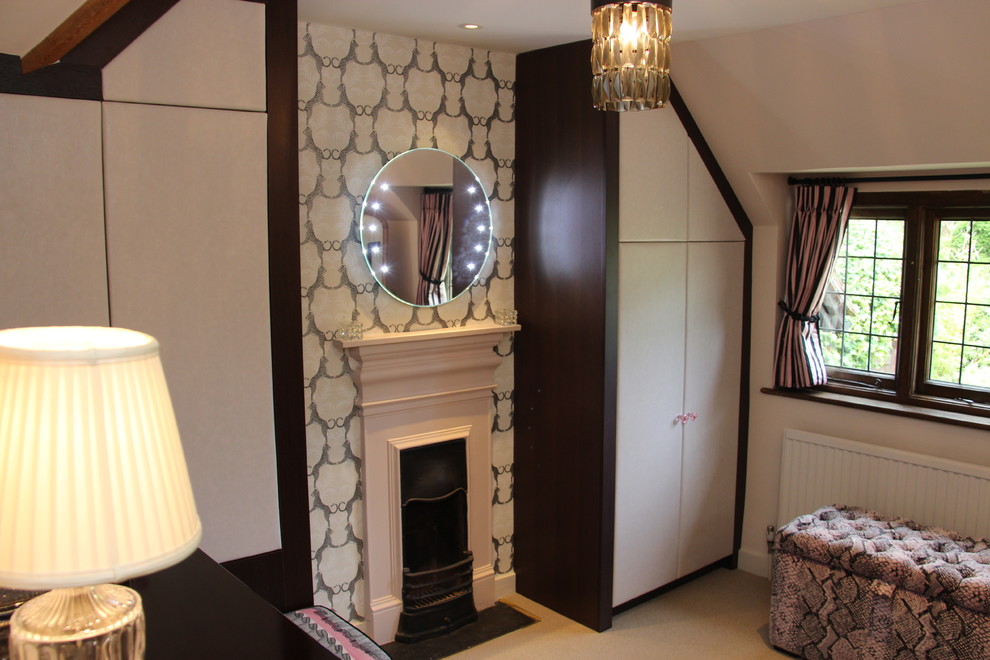 На фото: гостевая спальня (комната для гостей) в современном стиле с ковровым покрытием, стандартным камином и фасадом камина из металла с