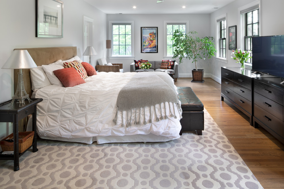 Ejemplo de dormitorio tradicional renovado con paredes grises, suelo de madera en tonos medios y suelo marrón