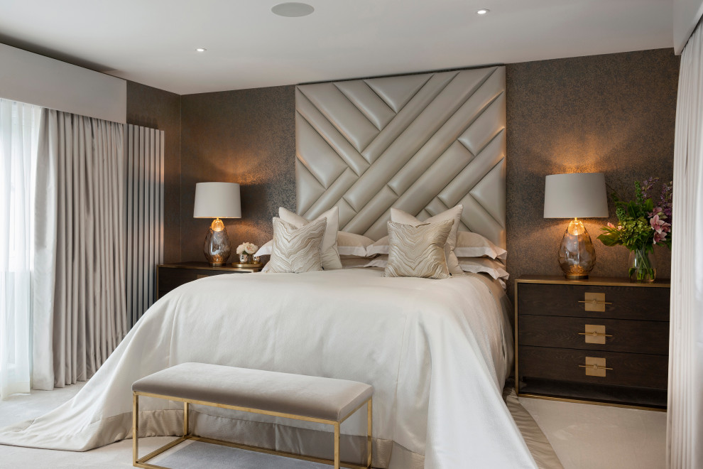 Стильный дизайн: большая хозяйская спальня в стиле неоклассика (современная классика) с ковровым покрытием и обоями на стенах - последний тренд