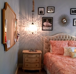 Aménagement d'une chambre avec moquette romantique de taille moyenne avec un mur gris.