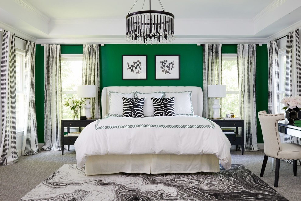 Пример оригинального дизайна: хозяйская спальня в стиле неоклассика (современная классика) с зелеными стенами, ковровым покрытием и серым полом
