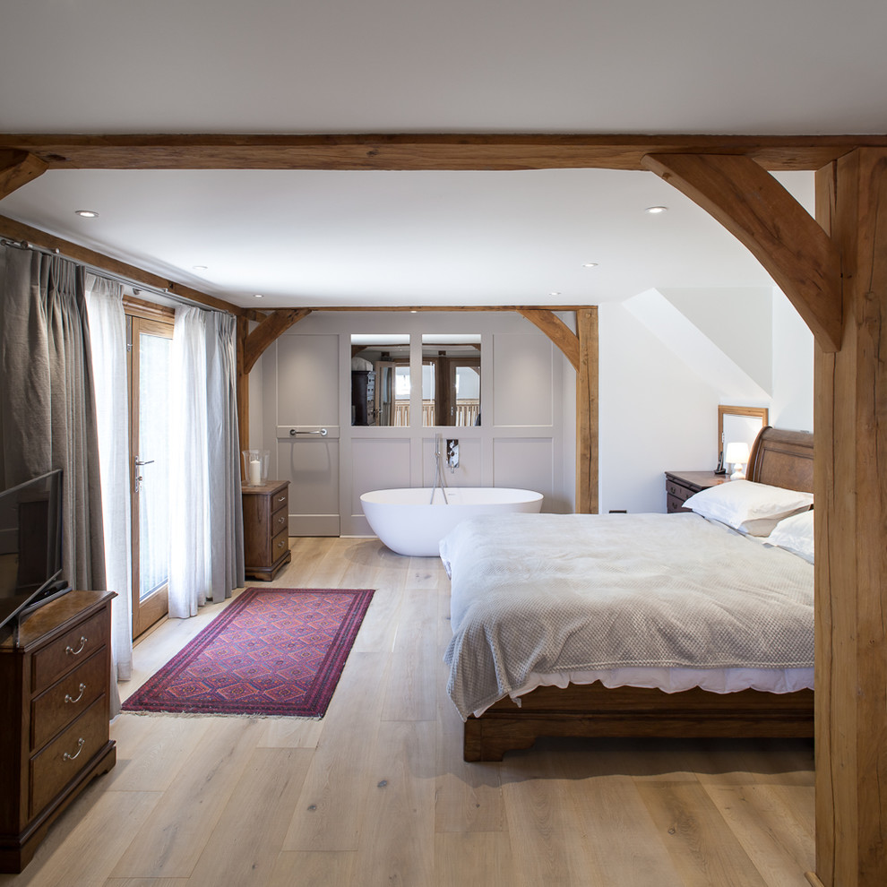 This is an example of a farmhouse bedroom in Oxfordshire.