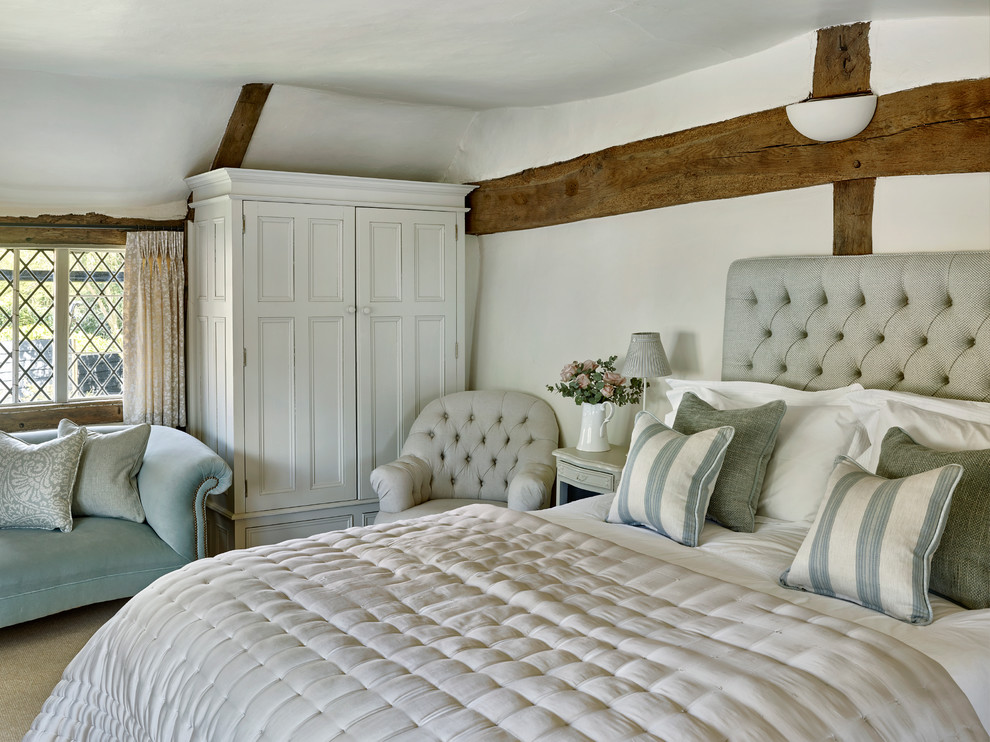 На фото: маленькая спальня в стиле кантри с белыми стенами, ковровым покрытием и бежевым полом для на участке и в саду
