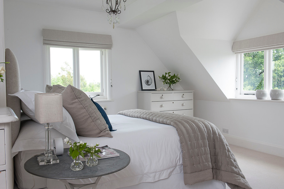 Großes Modernes Hauptschlafzimmer ohne Kamin mit weißer Wandfarbe und Teppichboden in Kent