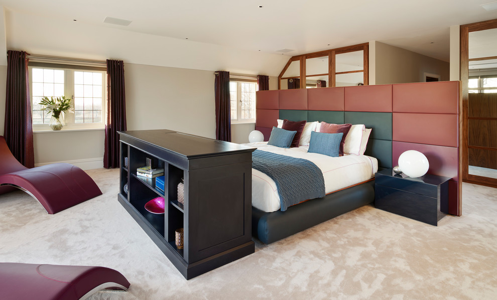На фото: хозяйская спальня в современном стиле с ковровым покрытием