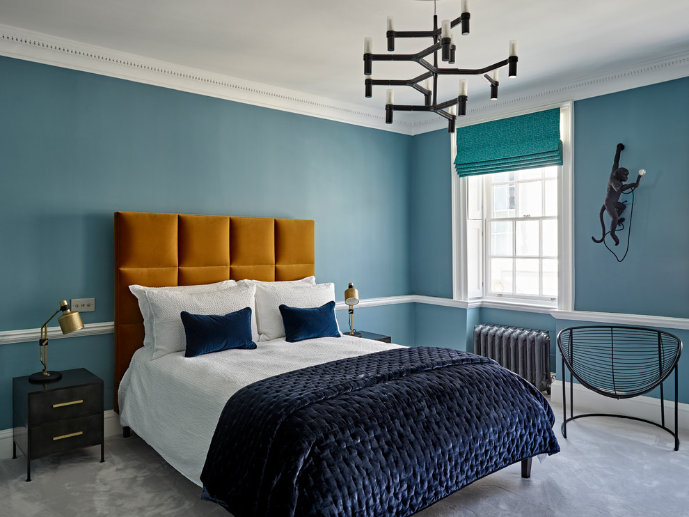 Aménagement d'une chambre classique de taille moyenne avec un mur bleu et un sol gris.