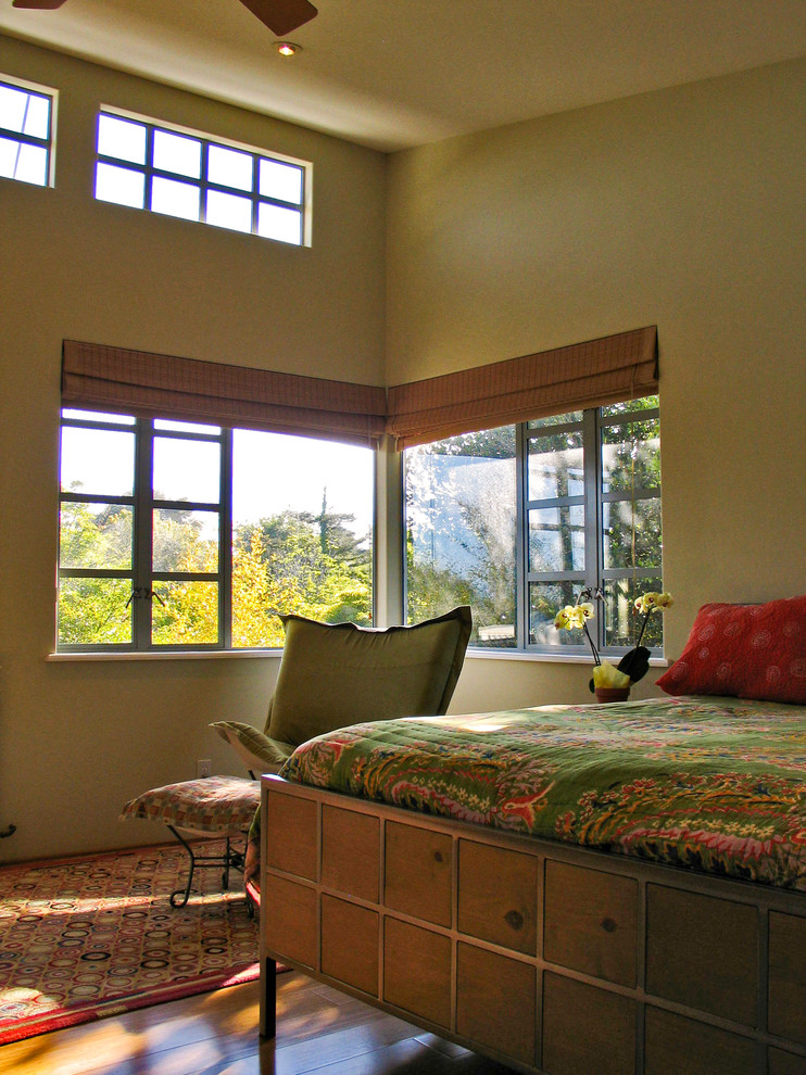 Свежая идея для дизайна: хозяйская спальня среднего размера в стиле фьюжн с желтыми стенами и паркетным полом среднего тона - отличное фото интерьера
