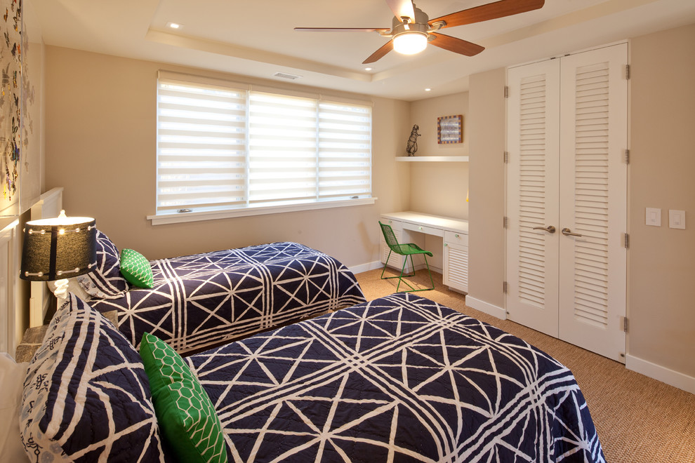 サンディエゴにある中くらいなビーチスタイルのおしゃれな客用寝室 (ベージュの壁、カーペット敷き)