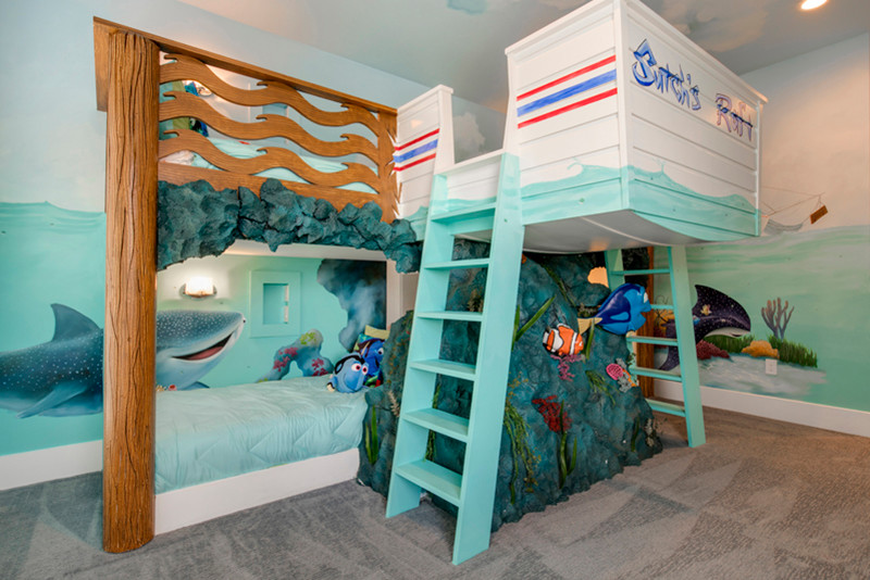 Esempio di una grande camera degli ospiti tropicale con pareti blu e moquette