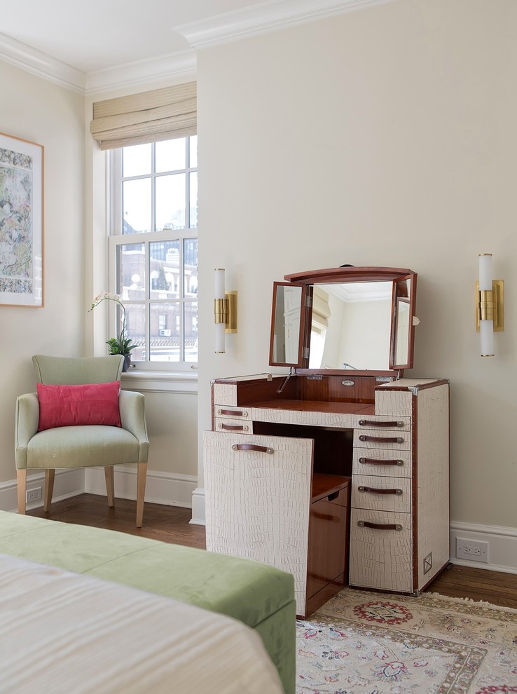 Klassisches Schlafzimmer ohne Kamin mit beiger Wandfarbe und dunklem Holzboden in New York