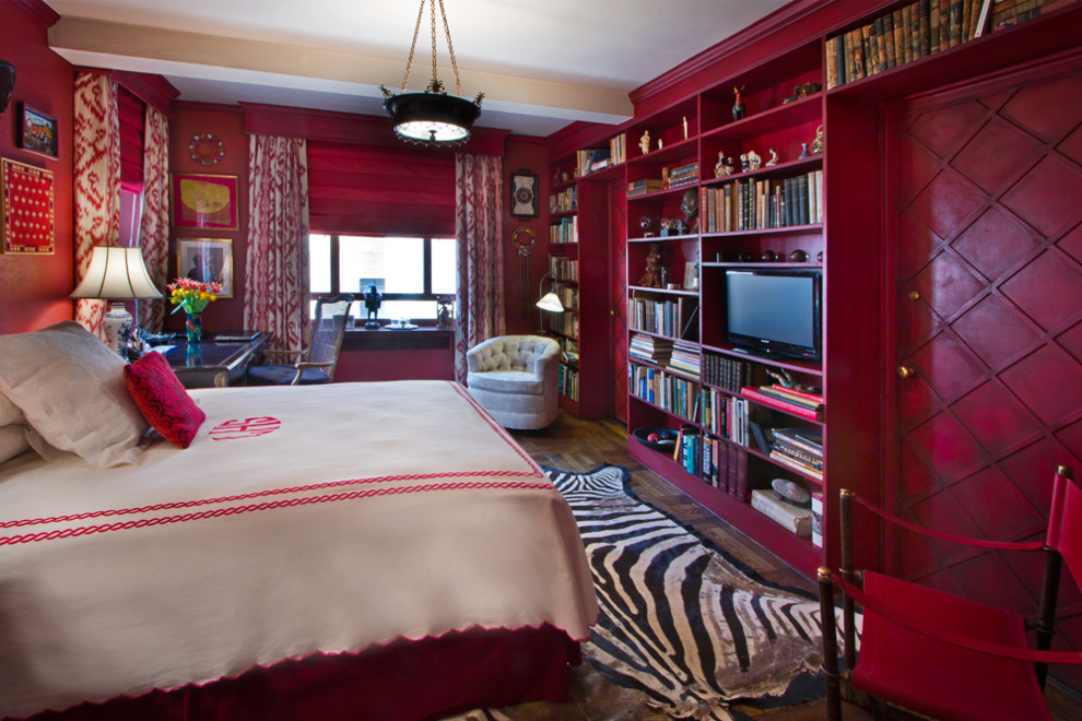 На фото: большая хозяйская спальня в классическом стиле с красными стенами и паркетным полом среднего тона без камина с