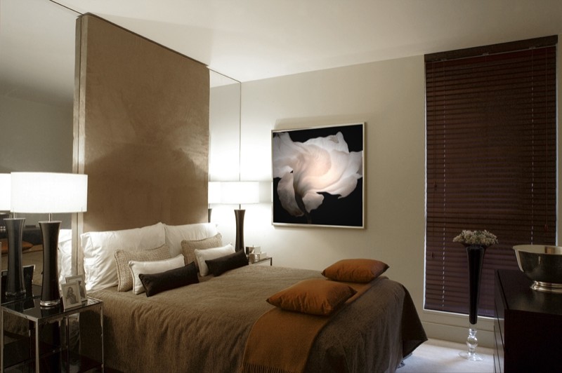Bild på ett mellanstort funkis sovrum, med vita väggar