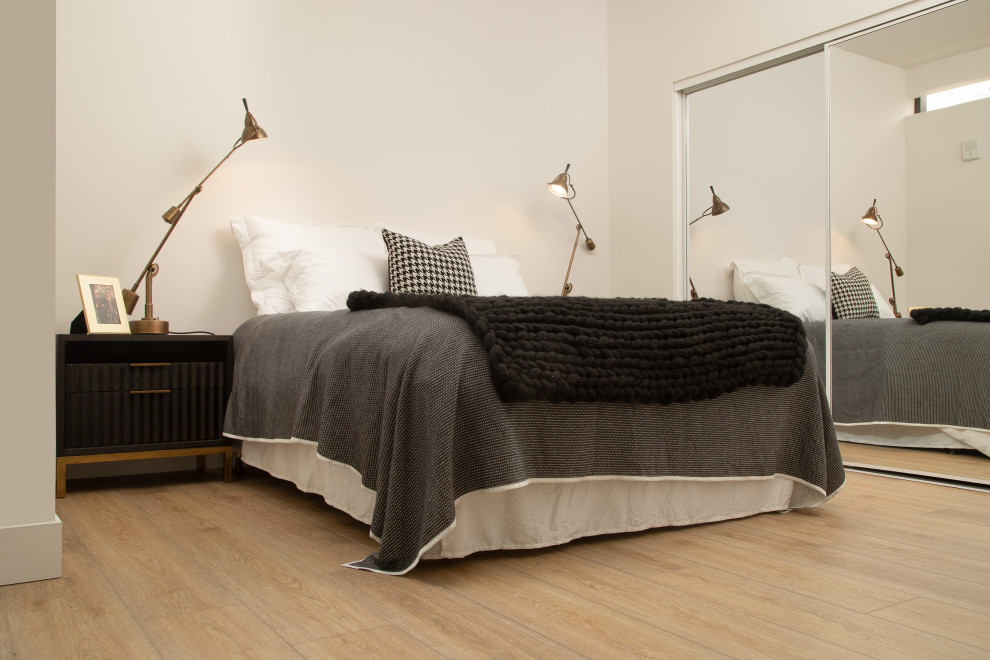 Foto di una camera da letto minimalista di medie dimensioni con pavimento in vinile e pavimento giallo