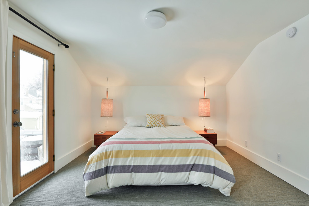 Nordisches Schlafzimmer ohne Kamin mit weißer Wandfarbe und Teppichboden in Sonstige