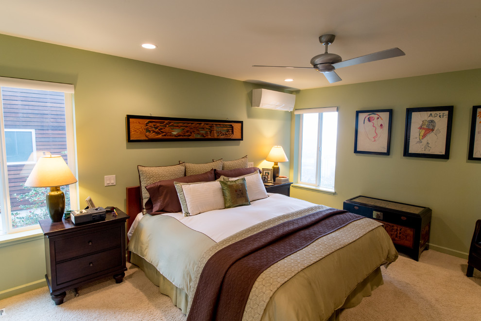 Свежая идея для дизайна: хозяйская спальня среднего размера в восточном стиле с зелеными стенами, ковровым покрытием и бежевым полом - отличное фото интерьера
