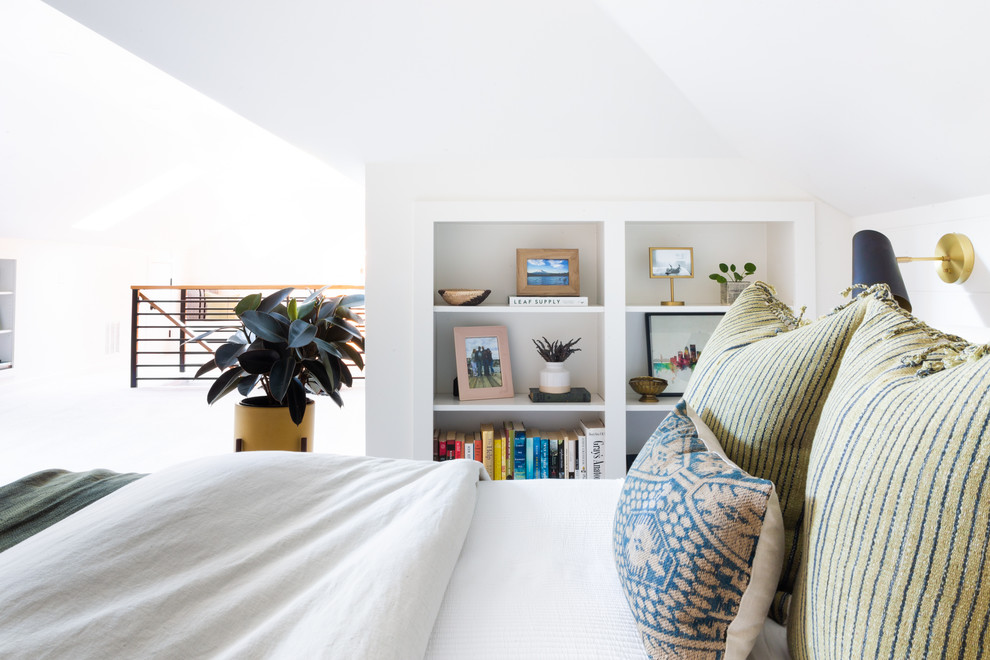 Immagine di una piccola camera degli ospiti moderna con pareti bianche, moquette e pavimento grigio