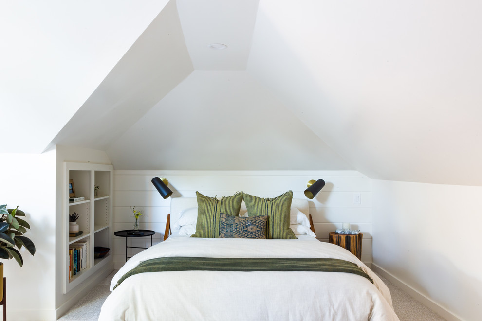 Idee per una piccola camera degli ospiti minimal con pareti bianche, moquette e pavimento grigio