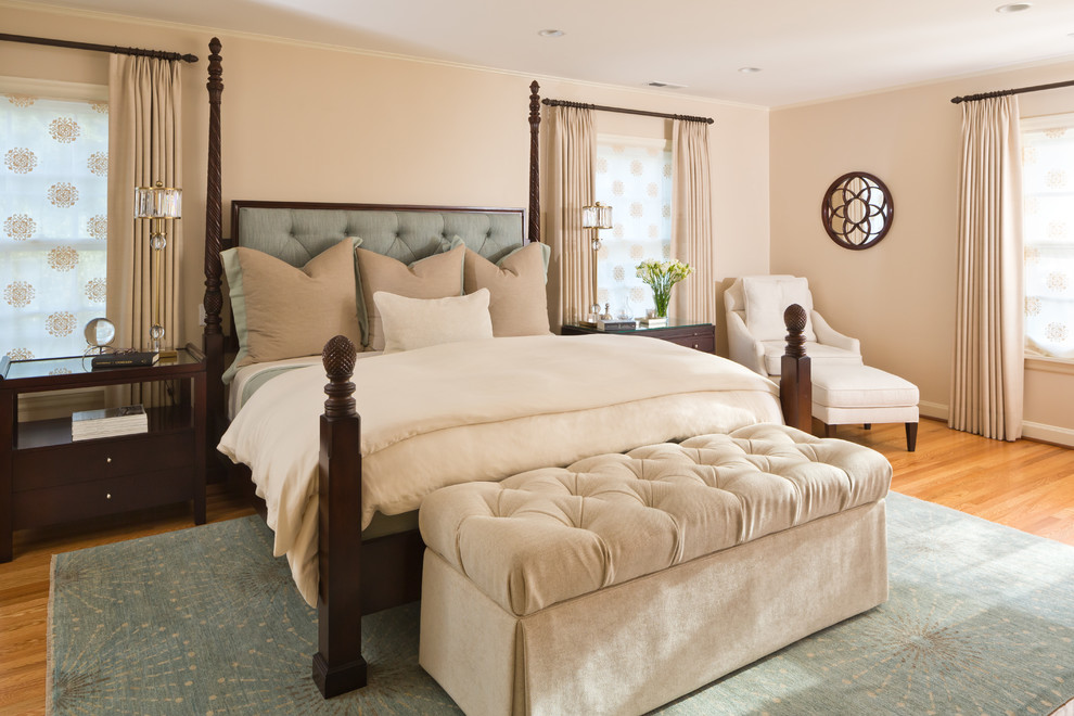 Imagen de dormitorio principal contemporáneo grande sin chimenea con paredes beige, suelo de madera en tonos medios y suelo beige