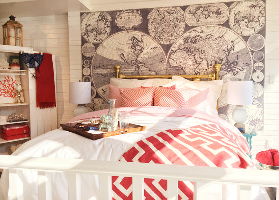 Diseño de dormitorio costero de tamaño medio con paredes multicolor