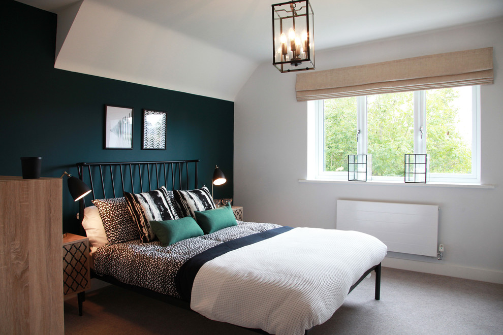 Источник вдохновения для домашнего уюта: спальня в стиле неоклассика (современная классика) с синими стенами, ковровым покрытием, бежевым полом и акцентной стеной