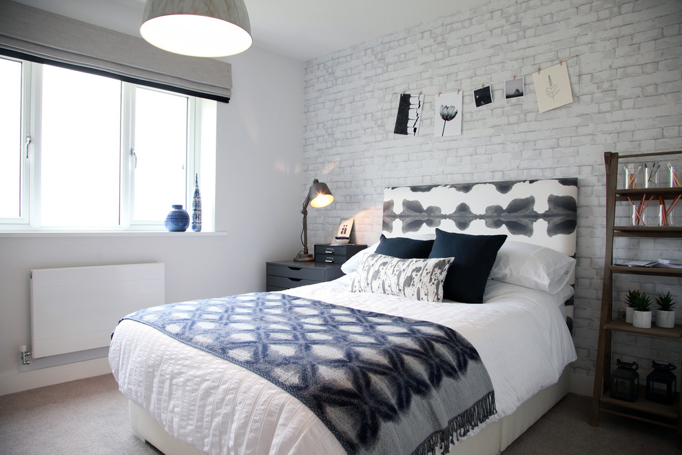 На фото: спальня в стиле неоклассика (современная классика) с белыми стенами, ковровым покрытием и бежевым полом с