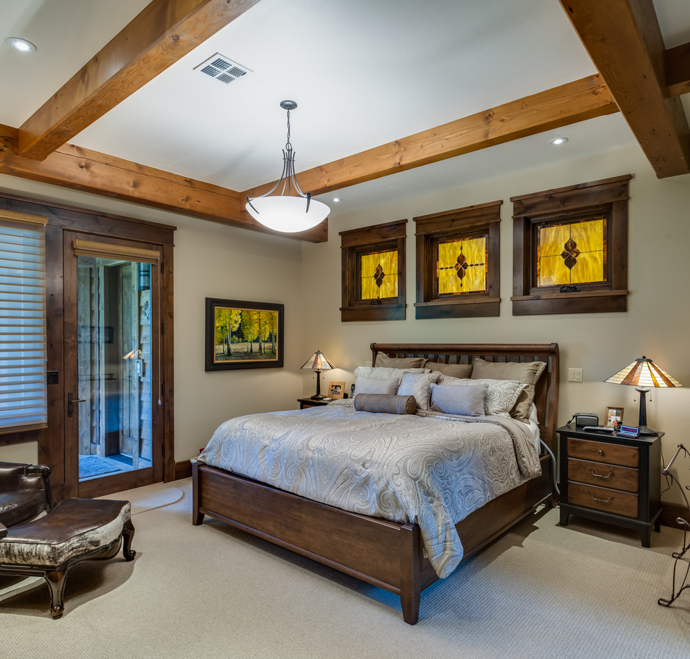 Foto de dormitorio principal rústico grande sin chimenea con paredes beige, moqueta y suelo beige