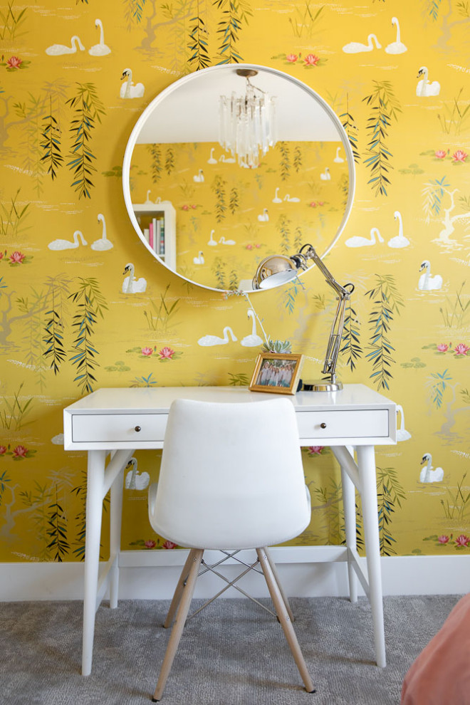 Foto de dormitorio minimalista de tamaño medio con paredes amarillas, moqueta y suelo gris