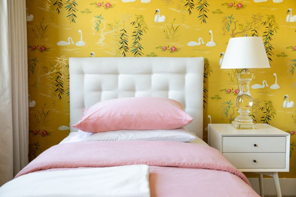 Esempio di una camera da letto moderna di medie dimensioni con pareti gialle, moquette e pavimento grigio