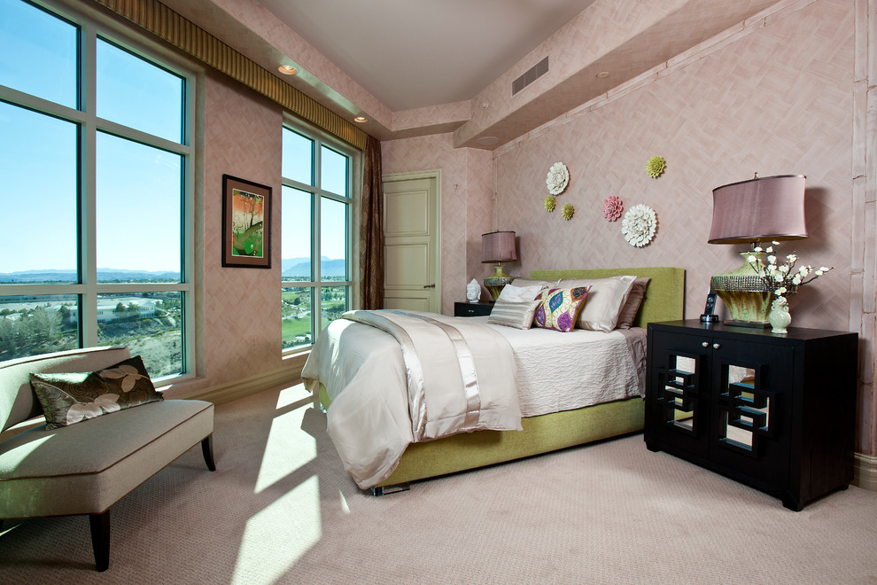 Cette image montre une chambre grise et rose design avec un mur rose.