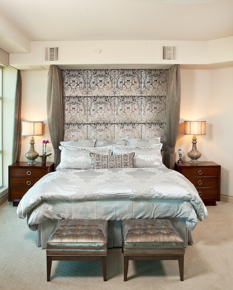 ラスベガスにあるトランジショナルスタイルのおしゃれな寝室 (白い壁、カーペット敷き、暖炉なし) のインテリア