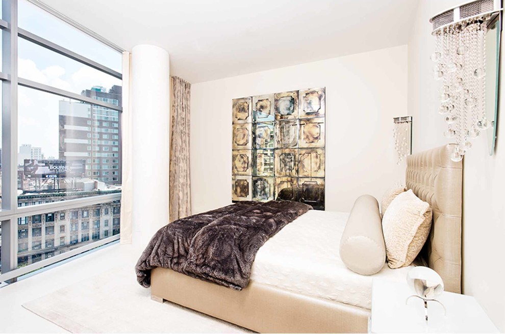 ニューヨークにある広いモダンスタイルのおしゃれな主寝室 (ベージュの壁、塗装フローリング、白い床) のインテリア