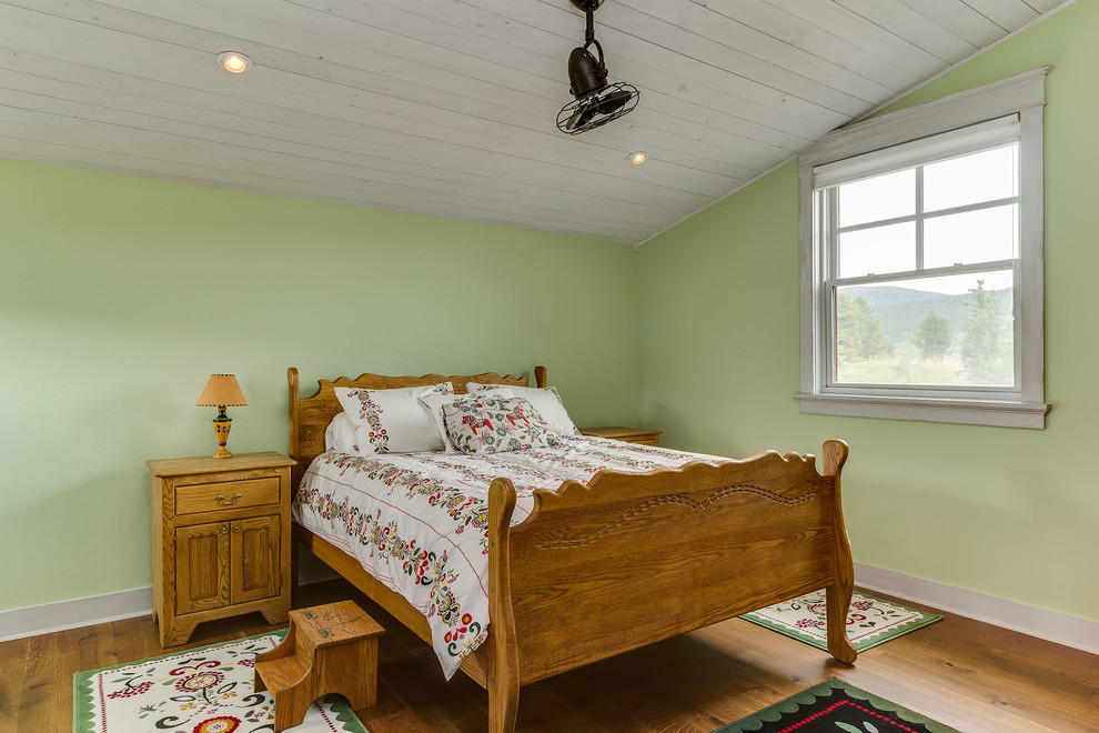 Idee per una piccola camera degli ospiti chic con pareti verdi, pavimento in legno massello medio, nessun camino e pavimento marrone
