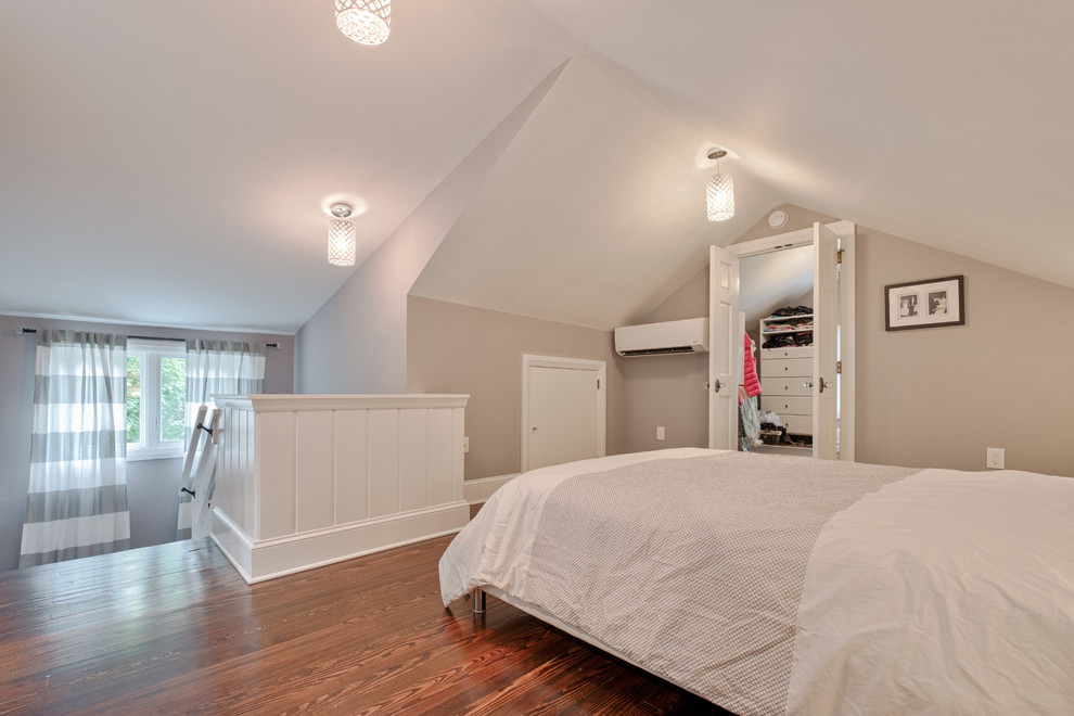 На фото: спальня среднего размера на антресоли в классическом стиле с серыми стенами, темным паркетным полом и коричневым полом