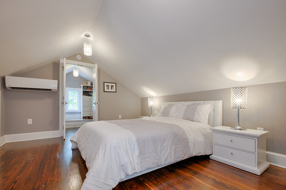Ejemplo de dormitorio tipo loft tradicional de tamaño medio con paredes grises, suelo de madera oscura y suelo marrón