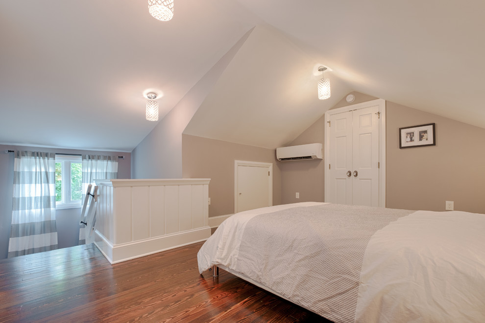 Idées déco pour une chambre mansardée ou avec mezzanine classique de taille moyenne avec un mur gris, parquet foncé et un sol marron.