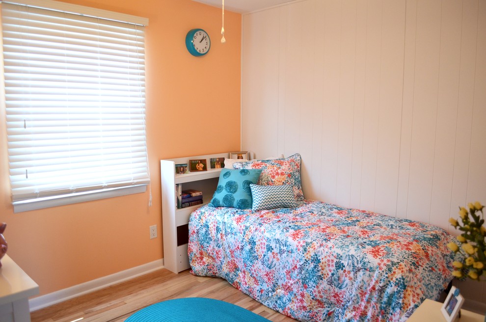 Cette photo montre une chambre d'amis chic de taille moyenne avec un mur orange, parquet clair et aucune cheminée.
