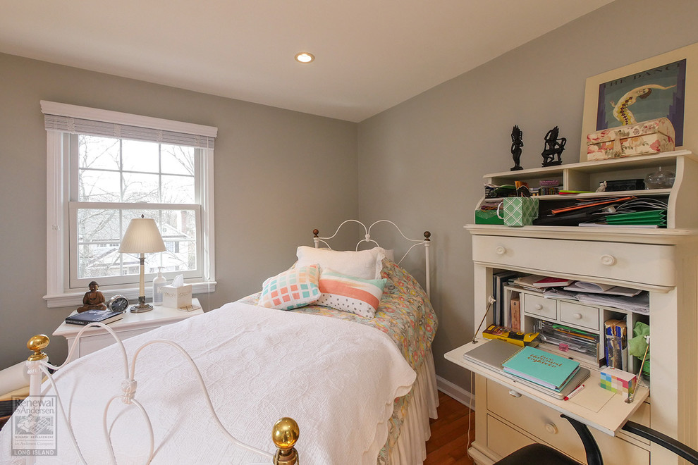 Foto de dormitorio pequeño con paredes verdes, suelo de madera en tonos medios y suelo marrón