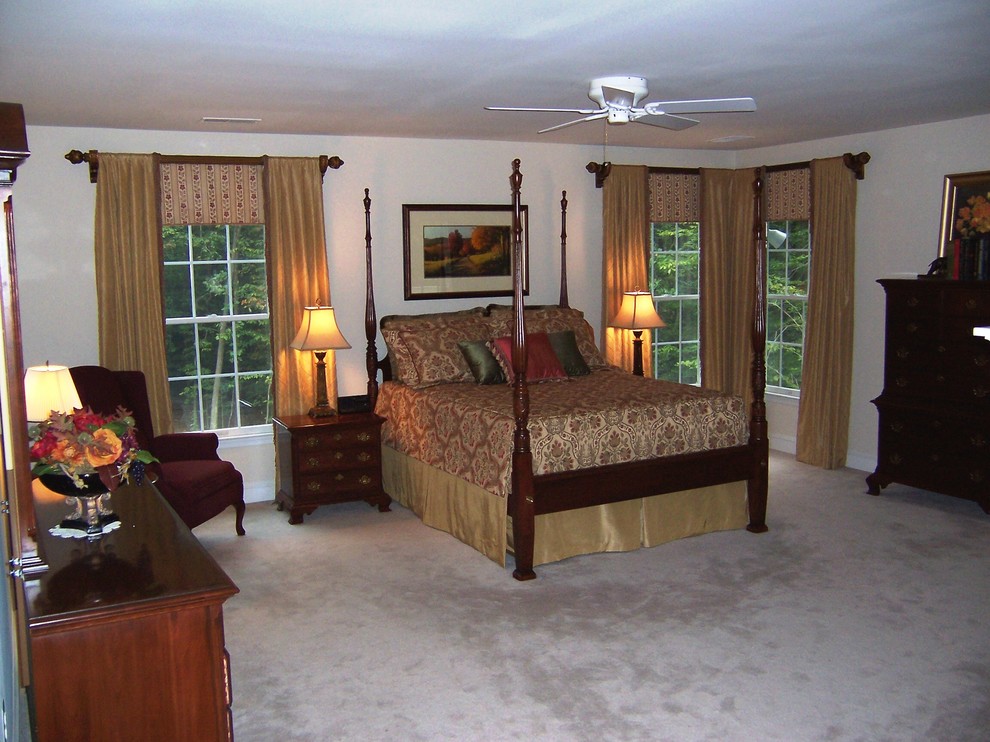 Foto de dormitorio principal clásico grande sin chimenea con paredes blancas, moqueta y suelo beige