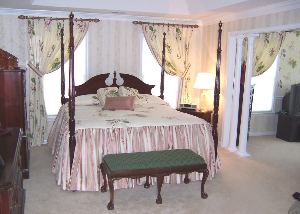 Ejemplo de dormitorio principal tradicional de tamaño medio sin chimenea con moqueta, paredes beige y suelo beige