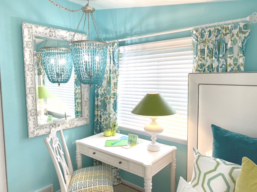 Imagen de habitación de invitados romántica pequeña sin chimenea con paredes azules