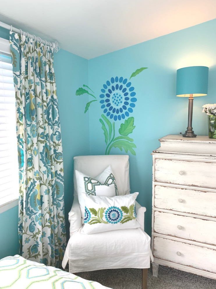 Kleines Shabby-Chic Gästezimmer ohne Kamin mit blauer Wandfarbe in Detroit