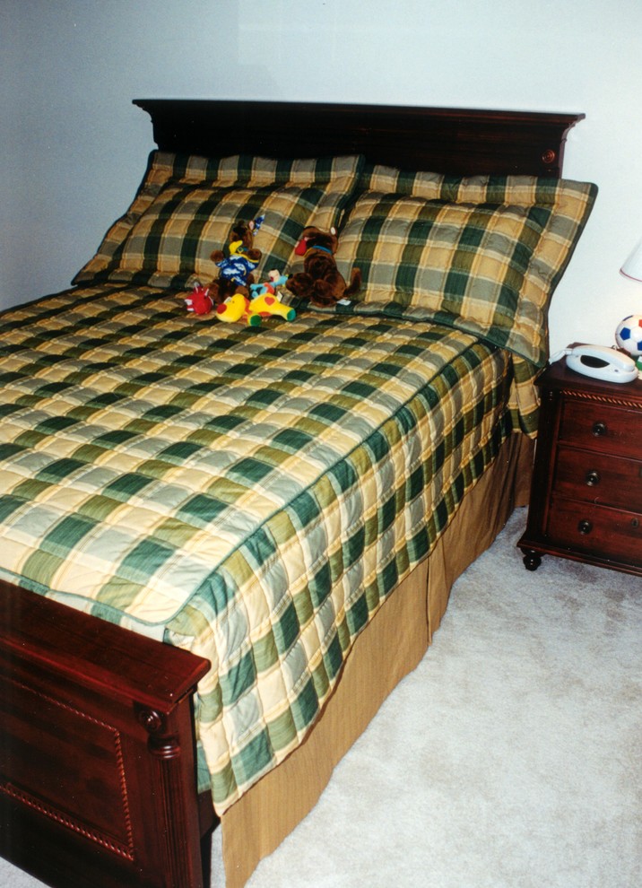 Ejemplo de dormitorio clásico de tamaño medio sin chimenea con paredes blancas, suelo de madera en tonos medios y suelo beige