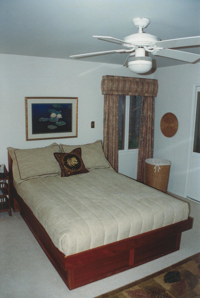 Diseño de dormitorio actual con moqueta, paredes blancas y suelo beige