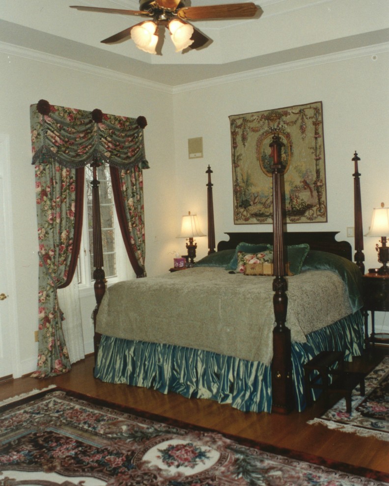 Ispirazione per una camera da letto classica con pareti bianche, parquet chiaro, nessun camino e pavimento marrone