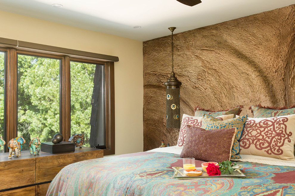 Foto de dormitorio principal mediterráneo de tamaño medio con paredes beige, suelo de madera clara y suelo beige