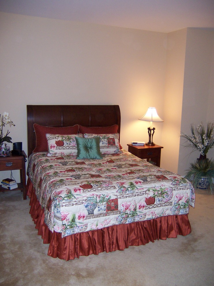 На фото: гостевая спальня среднего размера, (комната для гостей) в классическом стиле с белыми стенами, ковровым покрытием и бежевым полом без камина