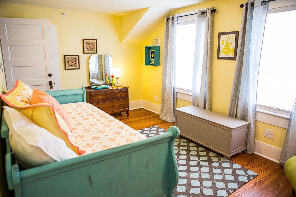 Mittelgroßes Klassisches Gästezimmer mit gelber Wandfarbe und braunem Holzboden in Austin